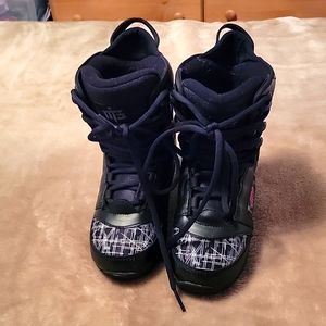 M3 miltia snowboard boot youth size 5 in black.